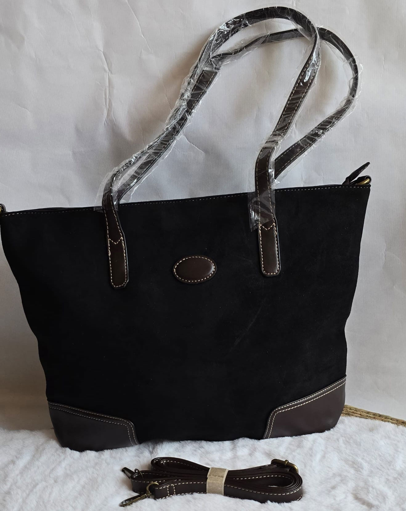 Bolso negro de antelina y polipiel marrón